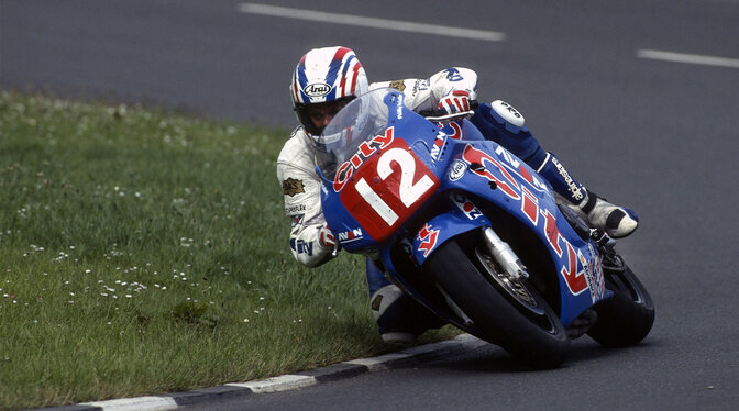1996–1998 Honda CBR900R mit Fahrer auf einer Rennstrecke. Bildnachweis: 1996 NK Photography 