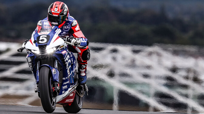 2017–2020 Honda CBR1000RR mit Fahrer auf einer Rennstrecke