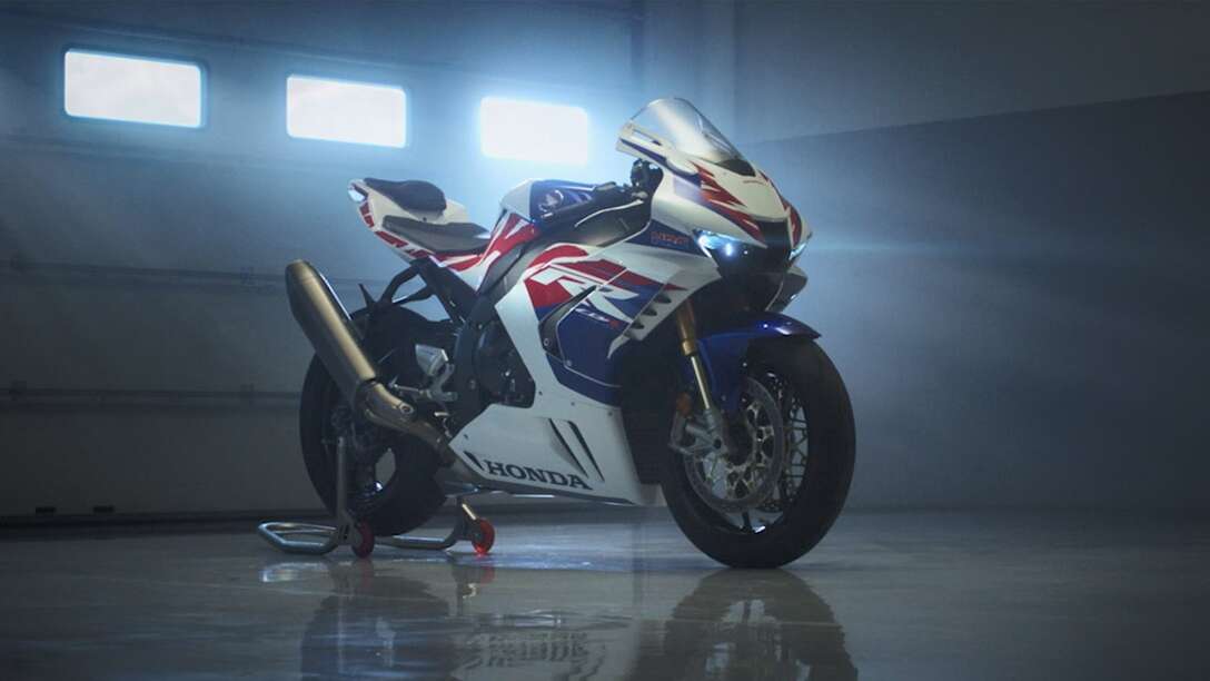 Honda CBR1000RR-R Fireblade mit Fahrer auf einer Rennstrecke