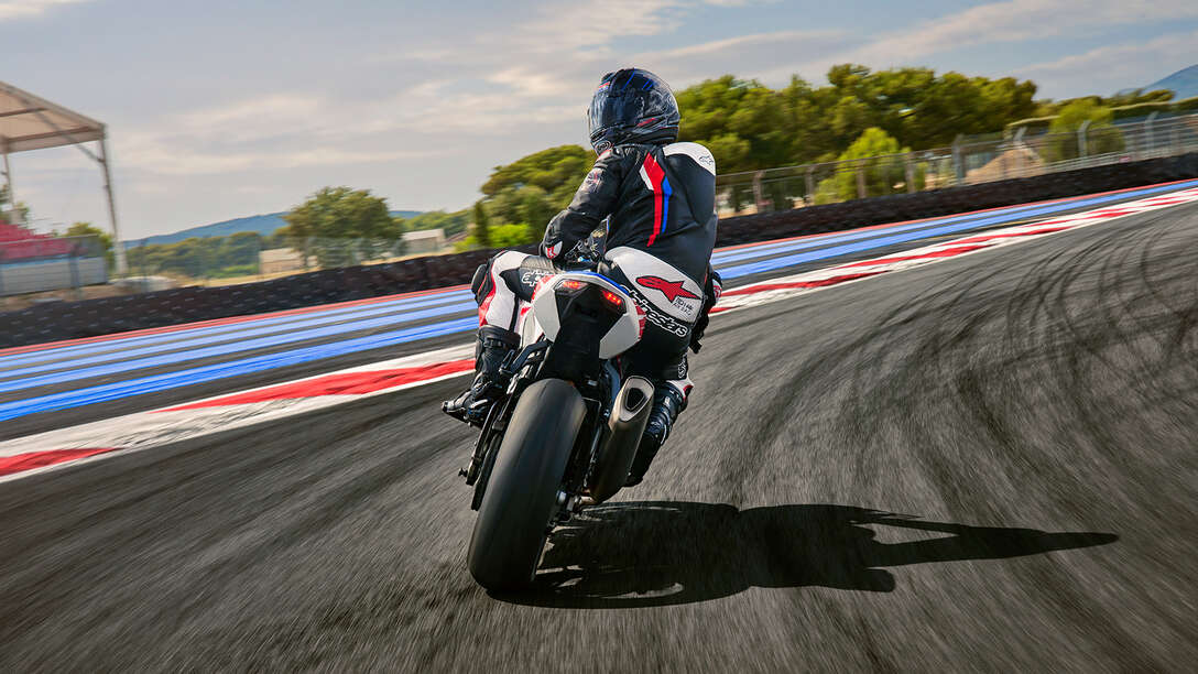 Heckansicht der Honda CBR1000RR-R Fireblade mit Fahrer auf einer Rennstrecke