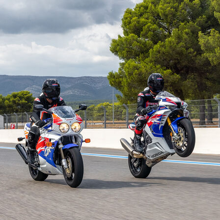 3/4-Ansicht der Honda CBR1000RR-R Fireblade und der Fireblade SP, abgestellt auf einer Rennstrecke