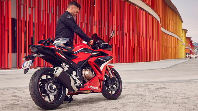 Honda CBR500R, ¾-Heckansicht mit Fahrer im Stand