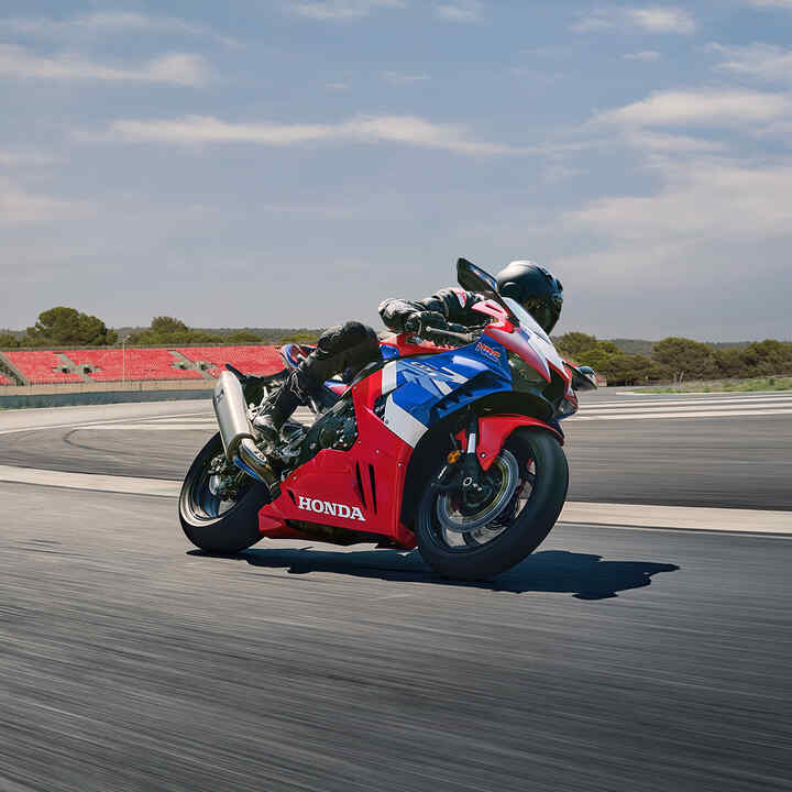 Honda CBR1000RR-R Fireblade am Scheitelpunkt auf der Rennstrecke