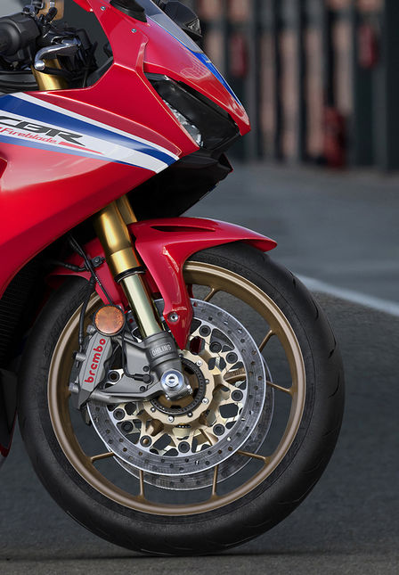 Nahaufnahme des Rades einer Honda Fireblade SP.