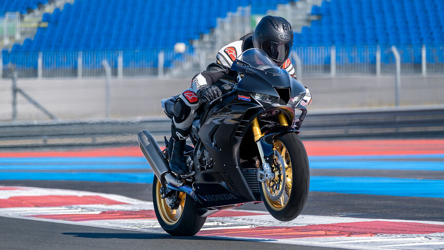 Honda CBR1000RR-R Fireblade SP mit hochtourigem Vierzylinder-Reihenmotor und „Semi-Cam“-Nockenwellenantrieb