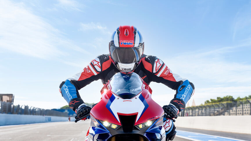 Honda CBR1000RR-R Fireblade SP mit hochtourigem Vierzylinder-Reihenmotor und „Semi-Cam“-Nockenwellenantrieb