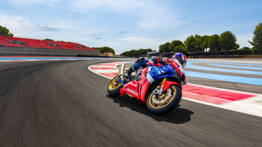 Honda CBR1000RR-R Fireblade SP mit hochtourigem Vierzylinder-Reihenmotor und „Semi-Cam“-Nockenwellenantrieb