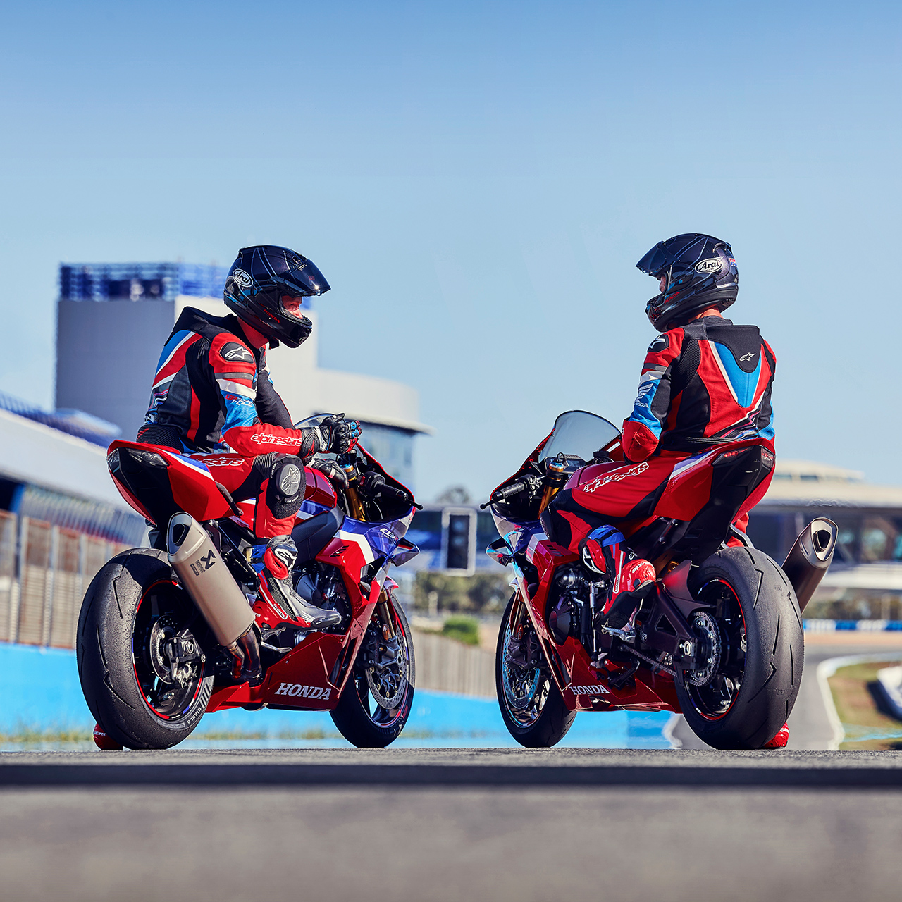 Zwei Fahrer auf einer Honda CBR1000RR-R Fireblade auf der Rennstrecke, Ansicht von hinten. 