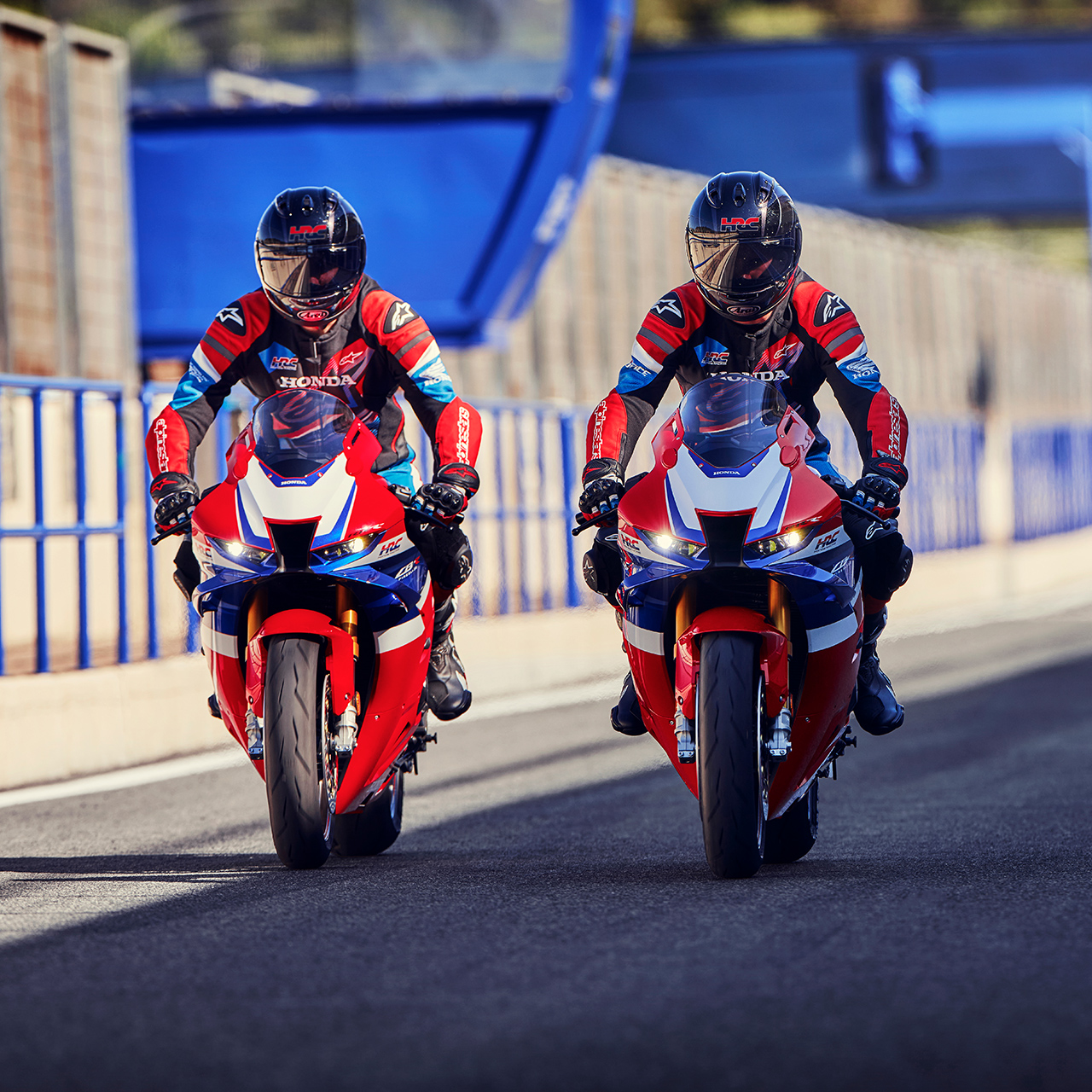 Zwei Fahrer Seite an Seite auf einer Honda CBR1100RR-R Fireblade auf der Rennstrecke. 