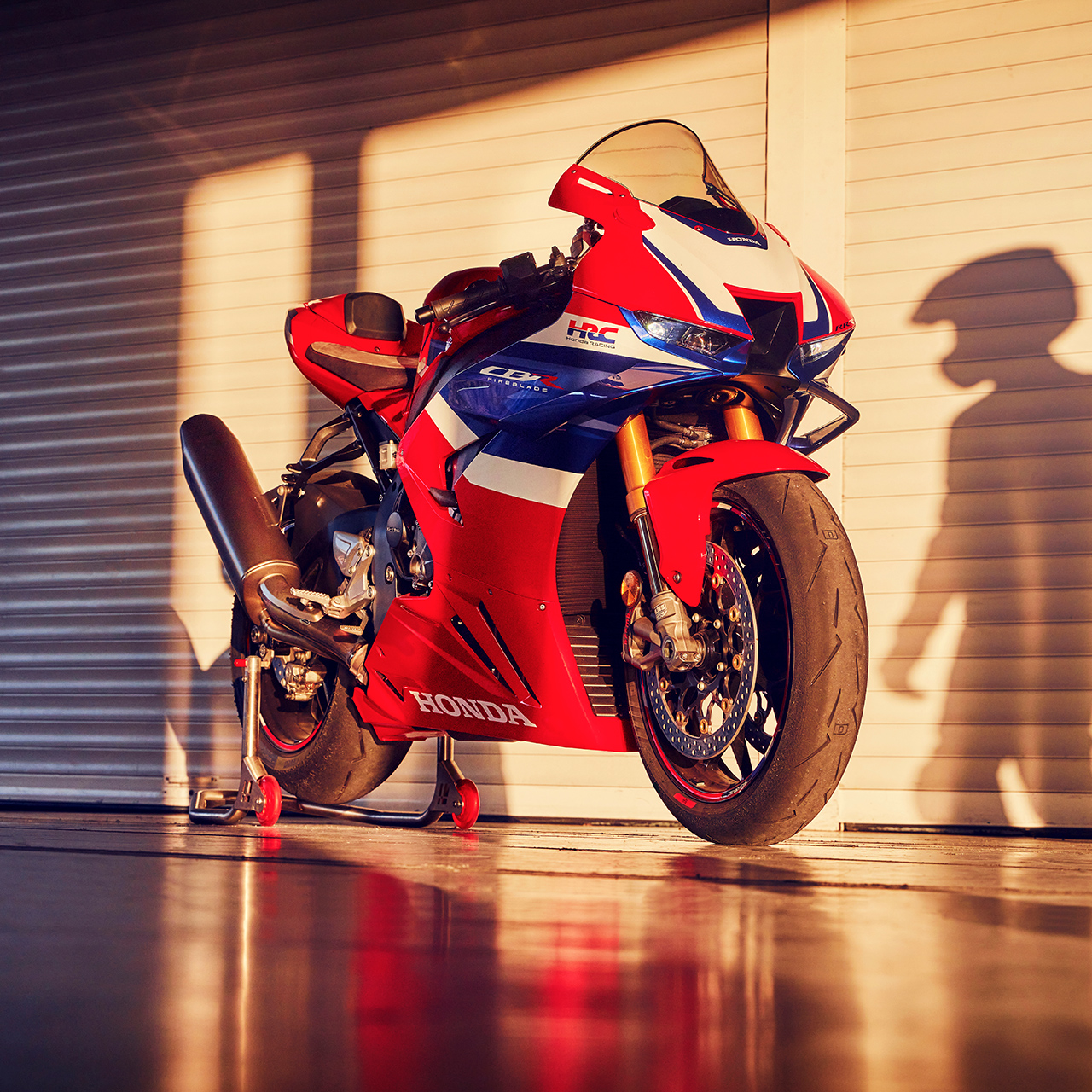 Honda CBR1100RR-R Fireblade in einer Garage.