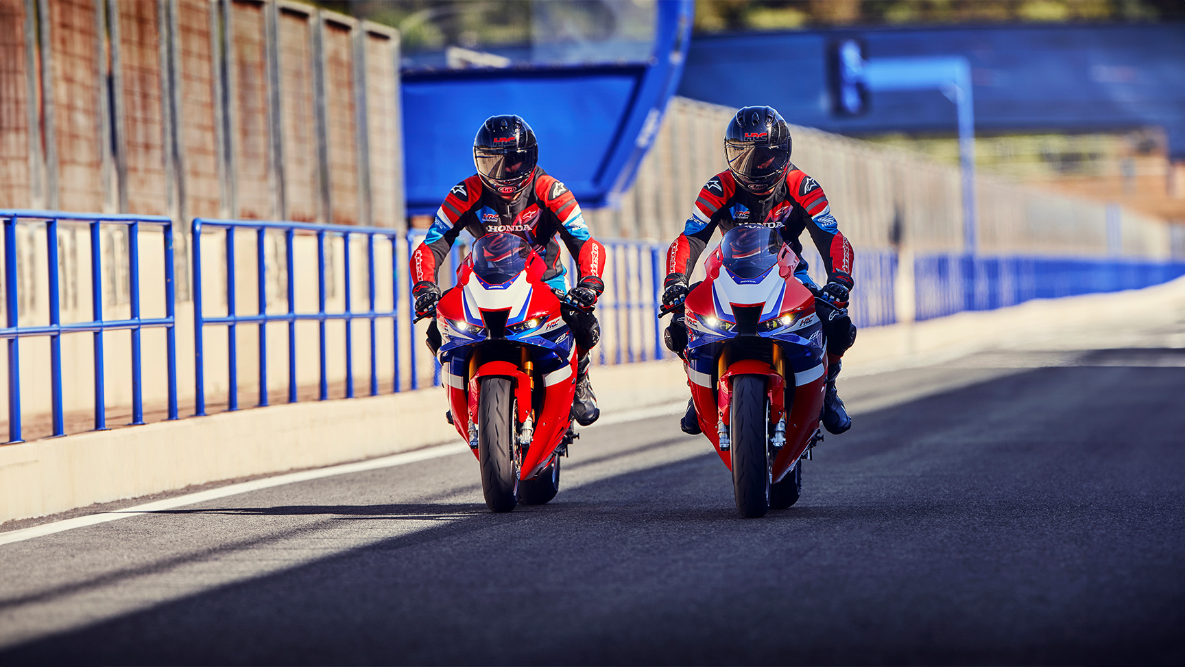 Zwei Fahrer Seite an Seite auf einer Honda CBR1100RR-R Fireblade auf der Rennstrecke. 