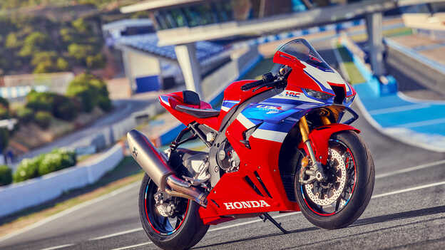 Honda CBR1000RR-R Fireblade, 3/4-Frontansicht, abgestellt auf der Rennstrecke. 