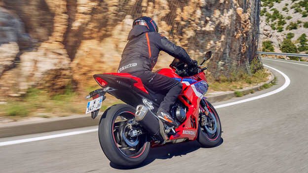 CBR500R, 3/4-Heckansicht in einer Kurve