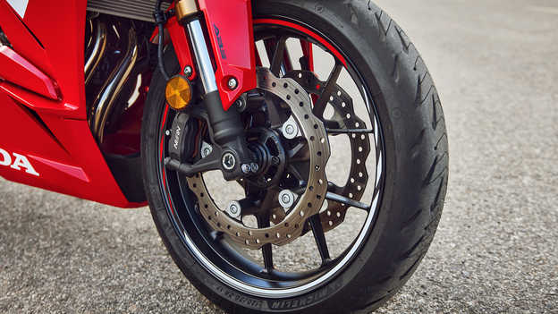 CBR500R, new dual disc brakes with radial calipers on the front wheel