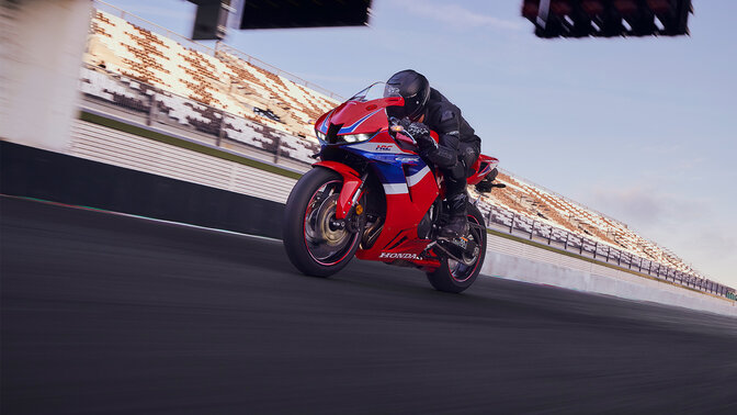 CBR600RR, 3/4-Frontansicht im Stand.