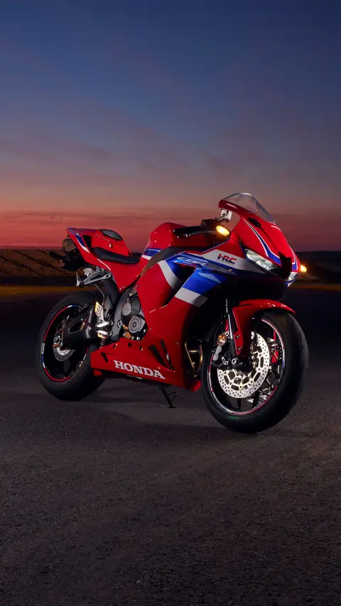 CBR600RR auf einer Rennstrecke bei Sonnenuntergang.