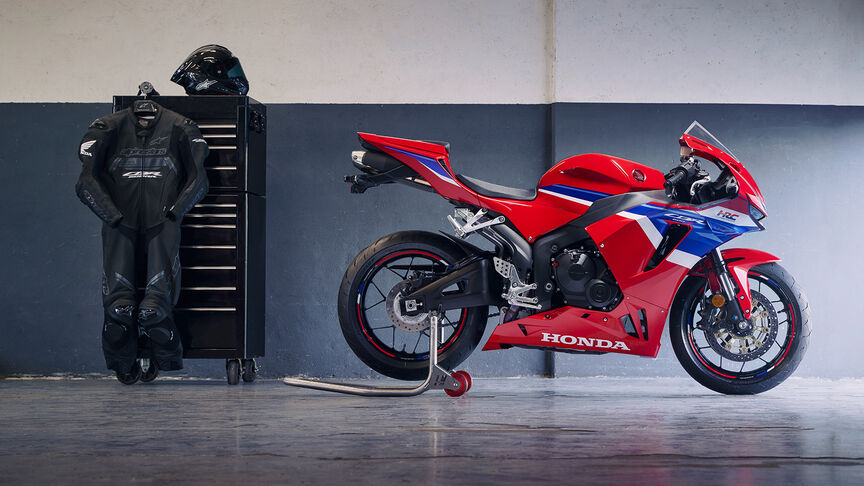 CBR600RR, abgestellt in einer Garage an einer Rennstrecke.