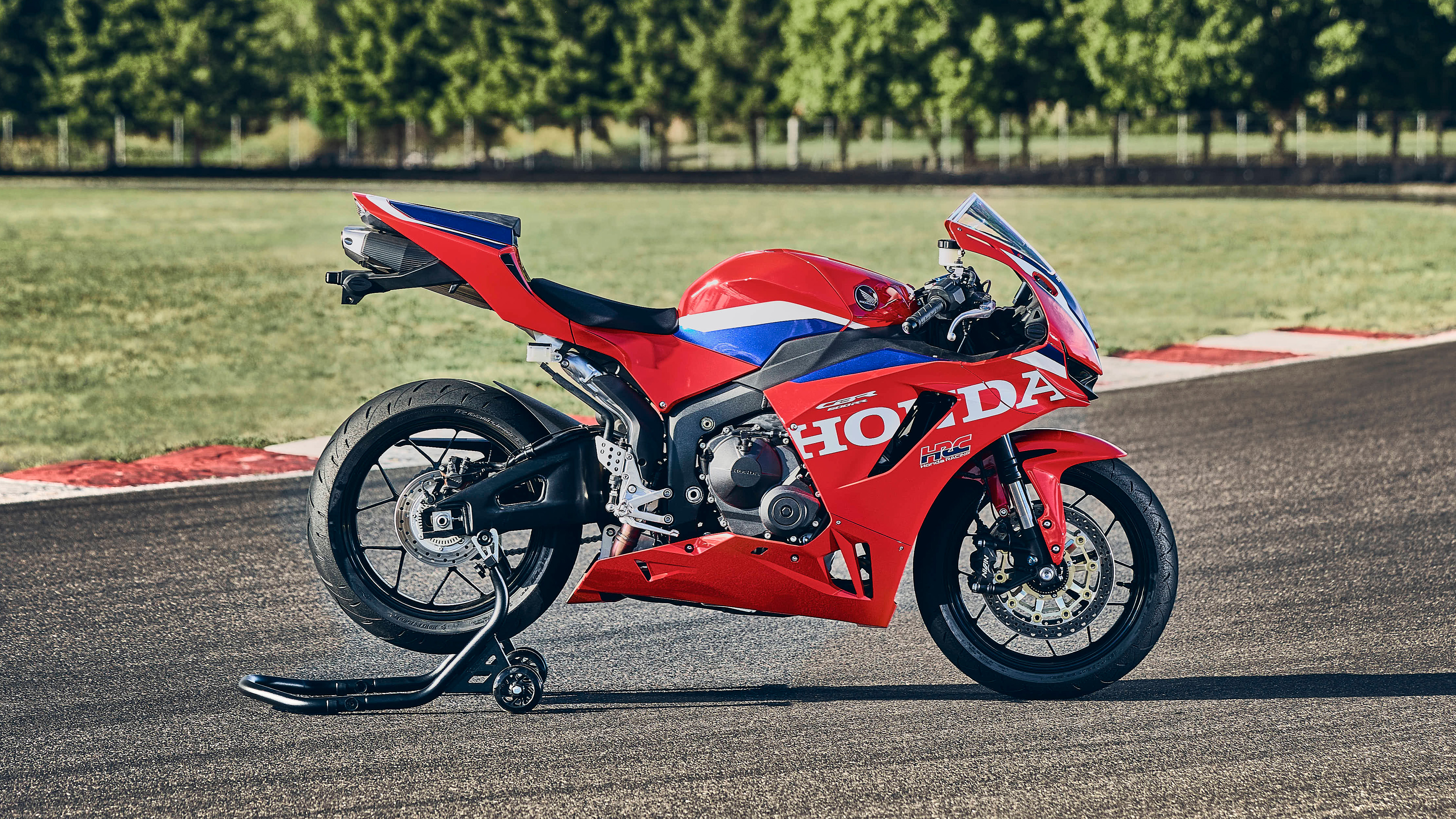 CBR600RR, 3/4-Frontansicht, im Stand in der Boxengasse.