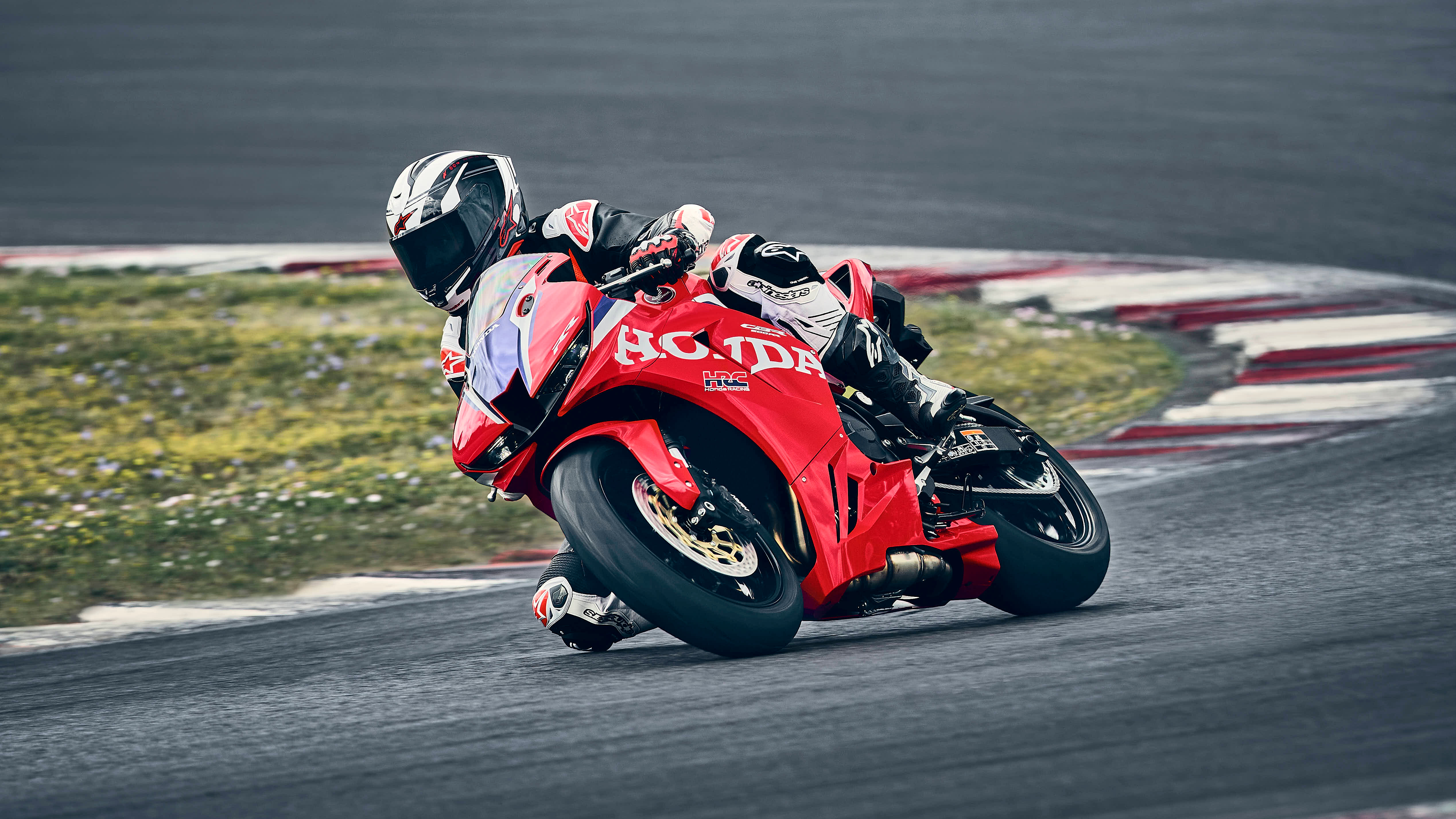 CBR600RR auf einer Rennstrecke bei Sonnenuntergang.