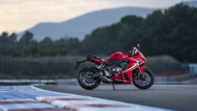 Honda CBR650R auf der Piste.