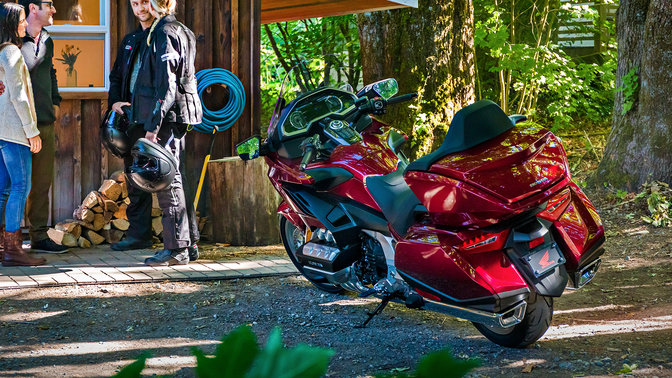 Honda Gold Wing, abgestellt in ländlicher Umgebung.