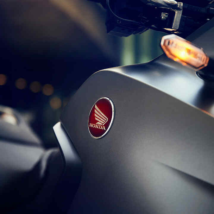 Honda Wings-Logo auf dem Tank einer NT1100