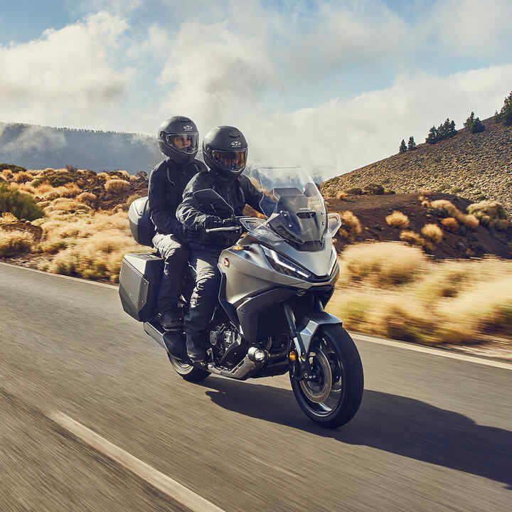 Honda NT1100 auf einer Landstraße