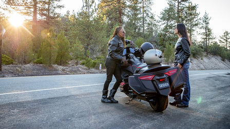 GL1800 Gold Wing, im Stand mit Fahrer und Sozius