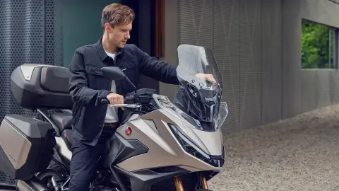 NT1100, Windschild, der vom Fahrer mit einer Hand eingestellt wird