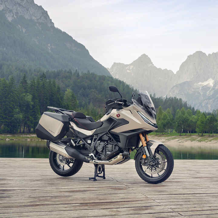 NT1100, abgestellt an einem See, mit Seitenkoffern und Top Case
