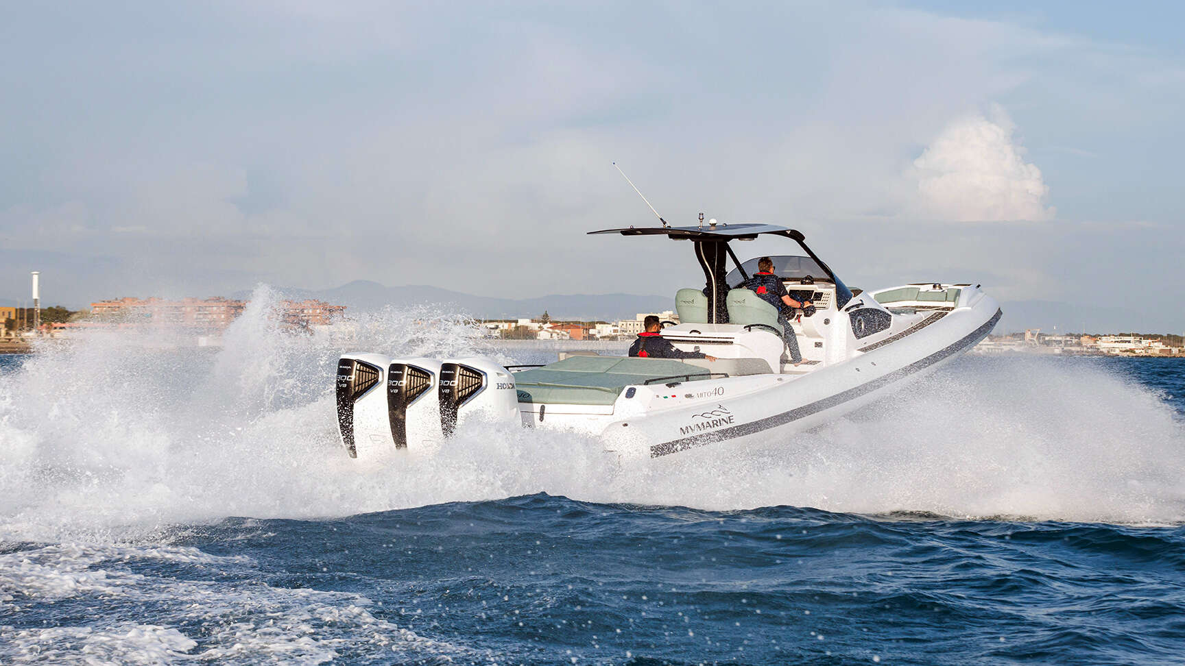 Außenbordmotor BF250, 3/4-Ansicht außen.