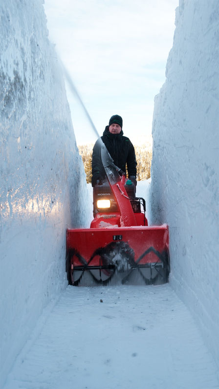 Schneefräse, Einsatz nach Modell, Schneeumgebung.