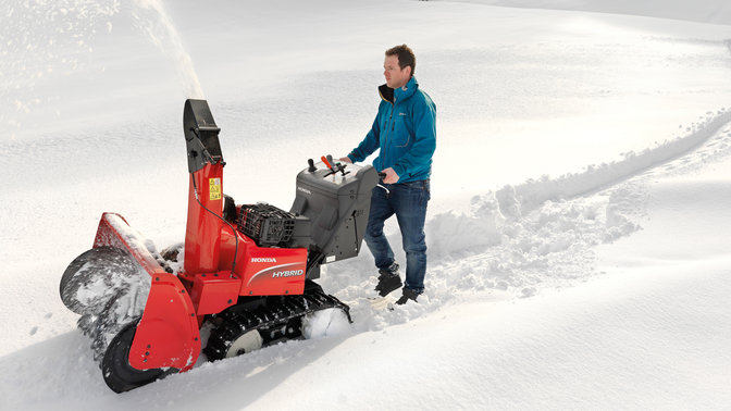 Schneefräse, Einsatz nach Modell, Schneeumgebung.