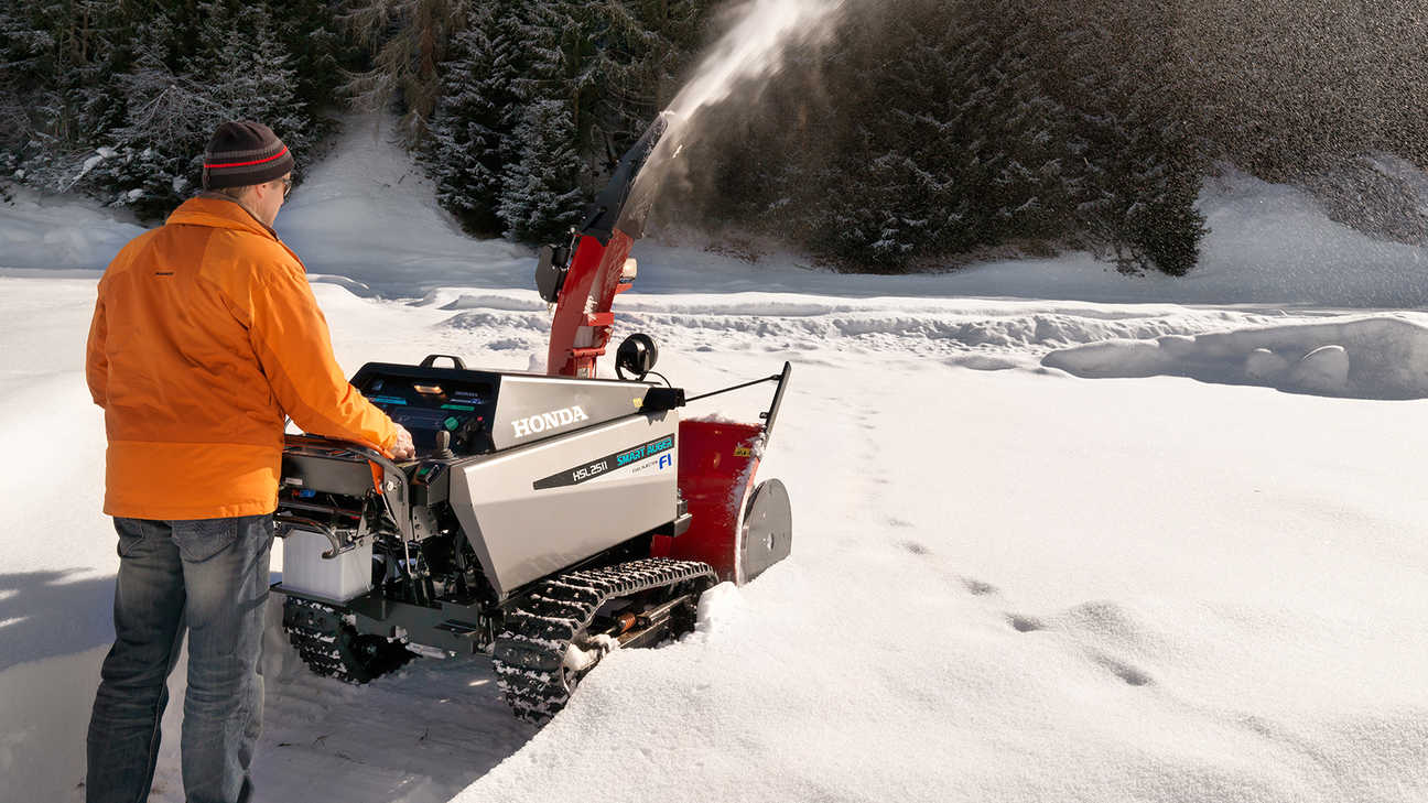 Schneefräse beim Einsatz im Schnee