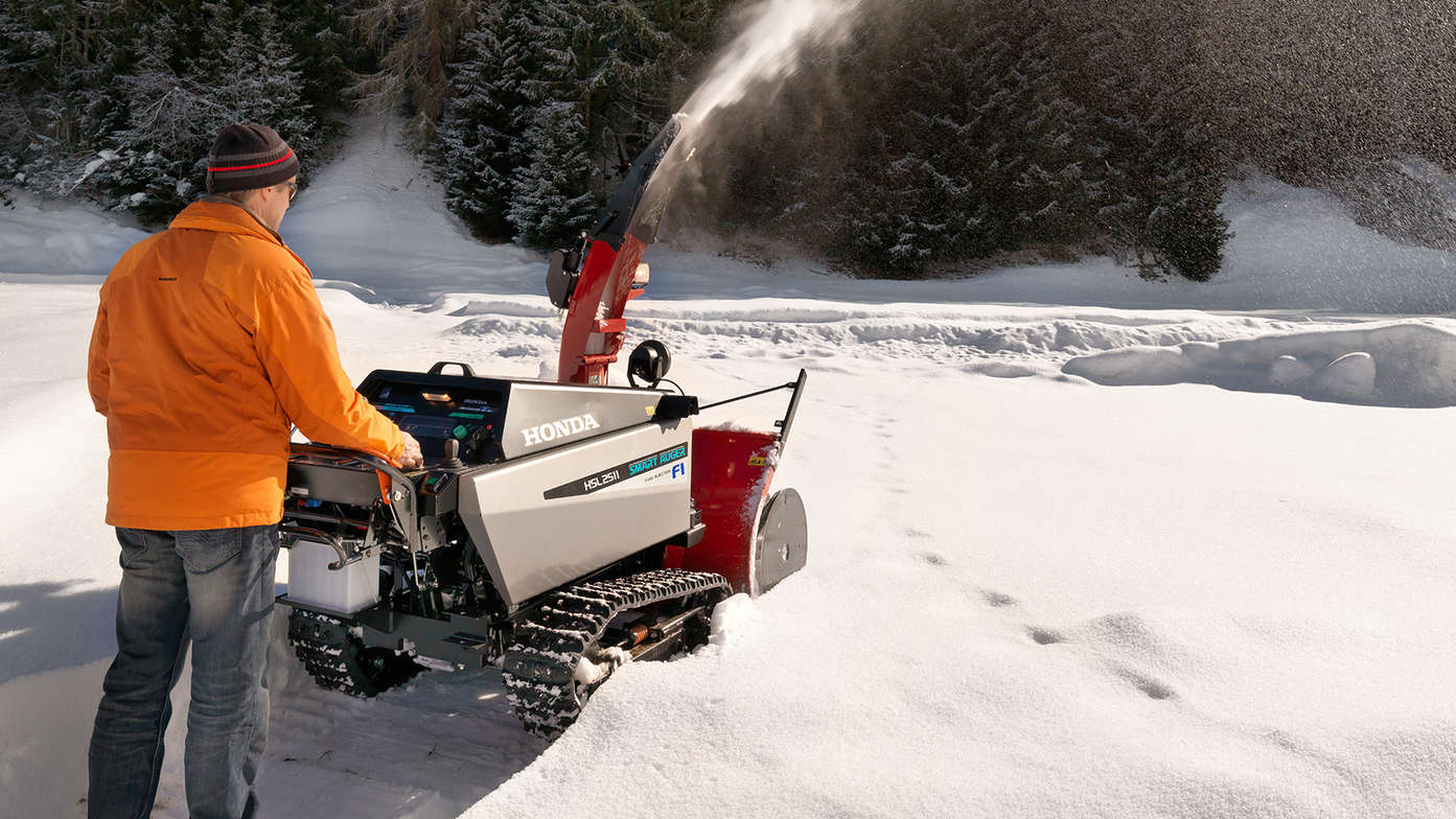 Schneefräse beim Einsatz im Schnee