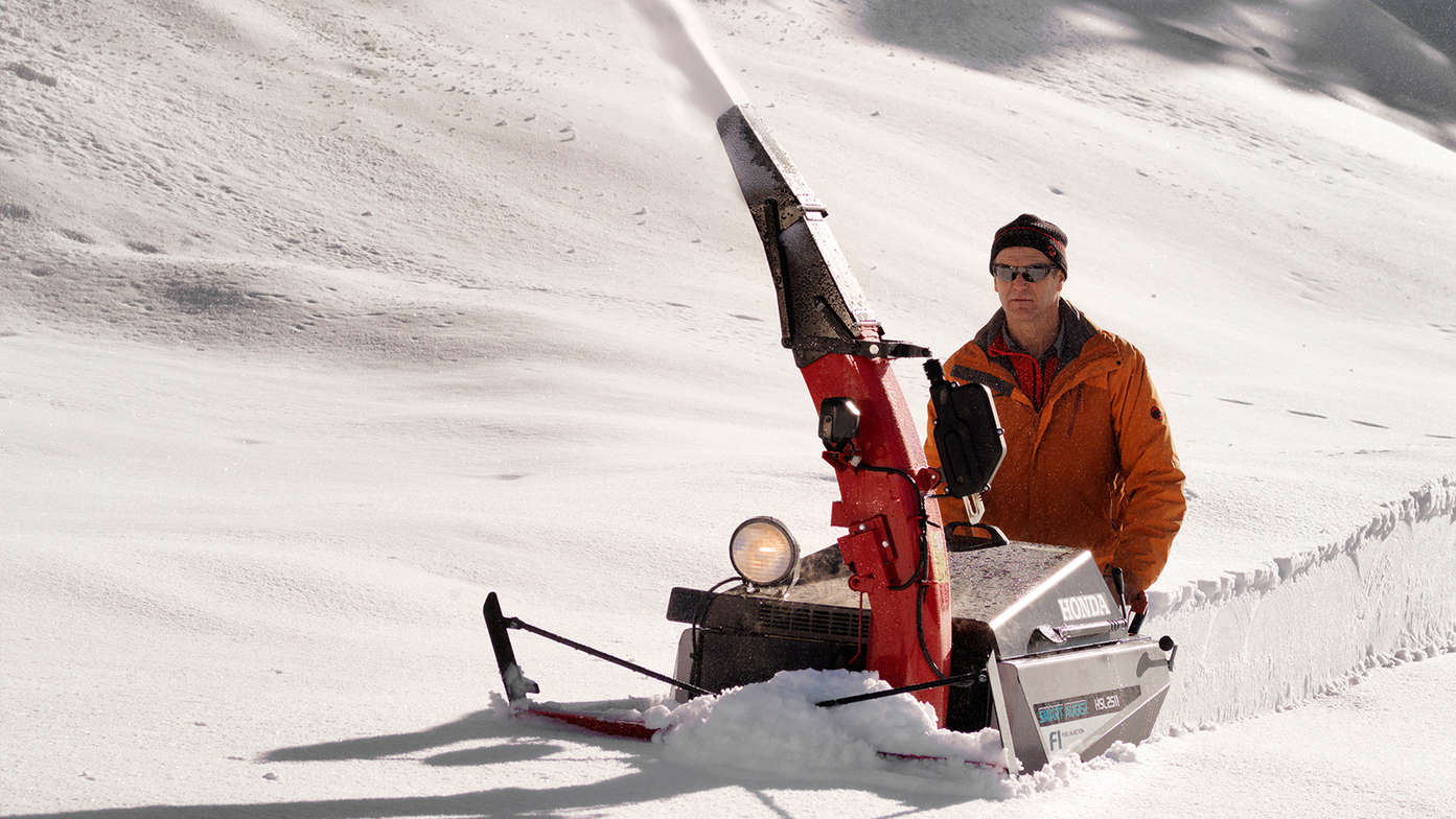 Person mit Schneefräse