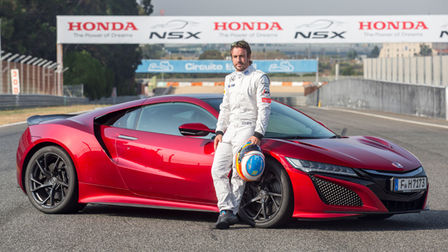 McLaren Honda Pilot Fernando Alonso testet den neuen Honda NSX auf Herz und Nieren