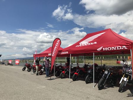 Honda Motorräder unter einem Zelt