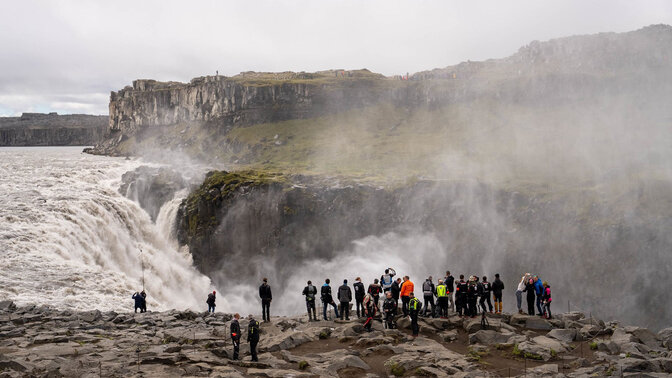 Gruppe vor Wasserfall